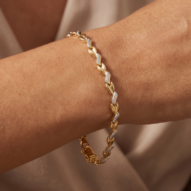 14k Gouden Armband met Witkleurige Details