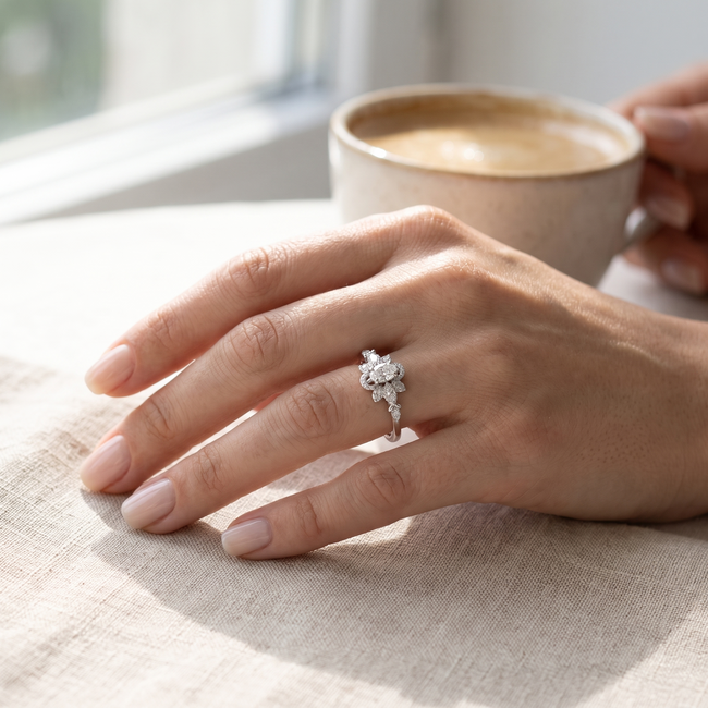 Witgouden Ring met Ovale Diamant van 0.38 Karaat en Pavé Diamanten