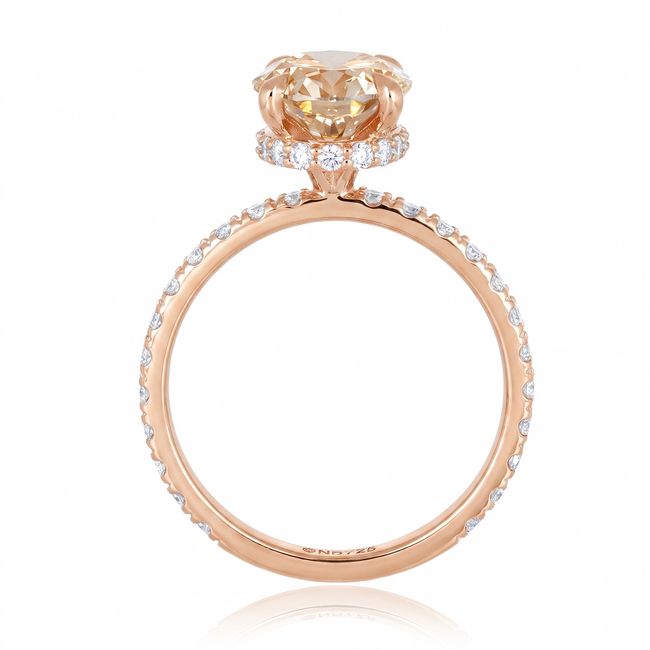 Luxe roségouden ring met champagnekleurige ovale diamant en pavé band