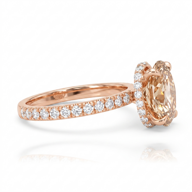 Luxe roségouden ring met champagnekleurige ovale diamant en pavé band