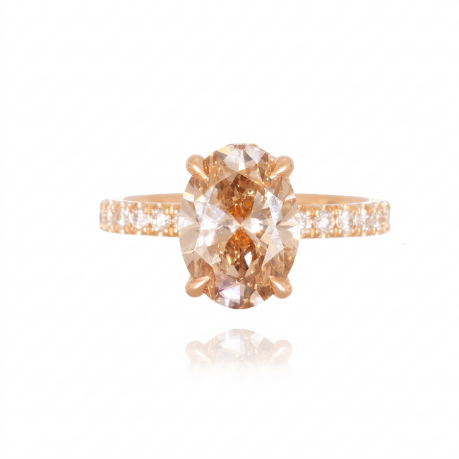 Luxe roségouden ring met champagnekleurige ovale diamant en pavé band