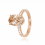 Luxe roségouden ring met champagnekleurige ovale diamant en pavé band