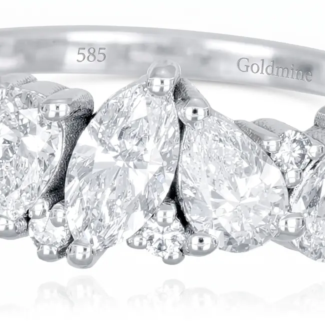 Luxe witgouden diamanten cluster ring met 2.02 karaat pear cut diamanten