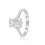 Elegante witgouden solitaire ring met 2.02 ct emerald cut lab diamant