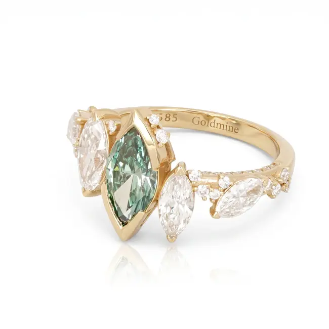 Gouden ring 14 karaat met groene marquise diamant 1.01 ct, totaal 2.40 ct, GIA