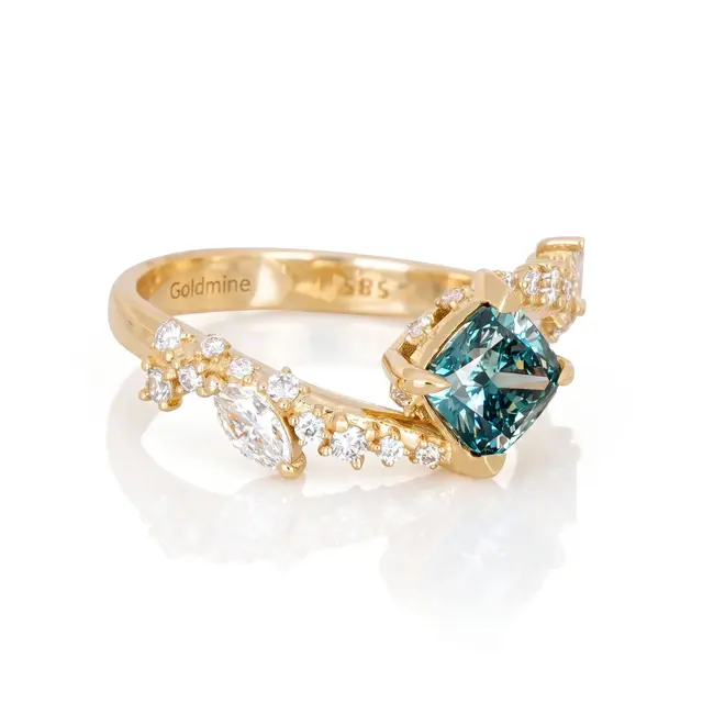 Gouden ring 14 karaat met blauwe cushion diamant 1.03 ct, totaal 1.46 ct