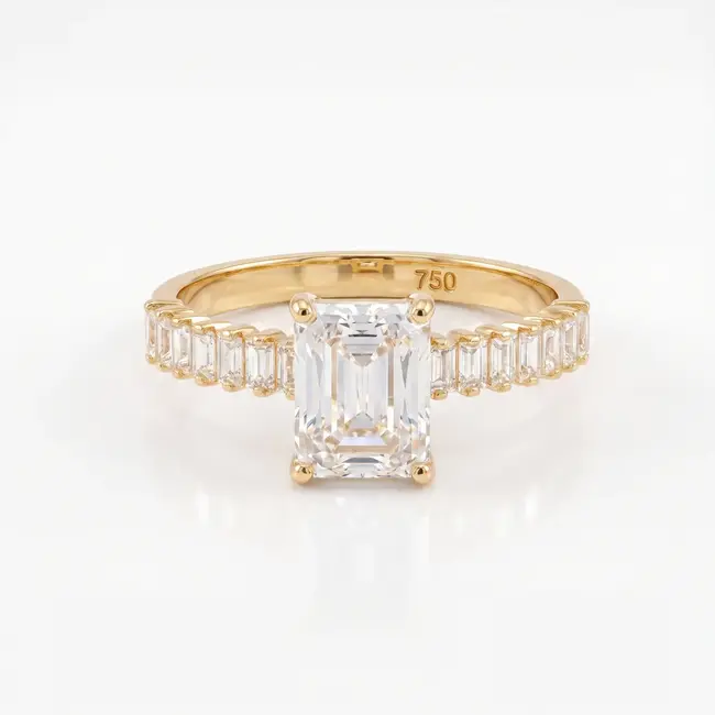 Luxe 18 Karaat Geelgouden Solitaire Ring met Rechthoekige Zirkonia en Baguette Zirkonia Band