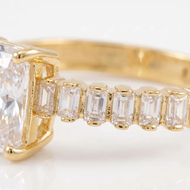Luxe 18 Karaat Geelgouden Solitaire Ring met Rechthoekige Zirkonia en Baguette Zirkonia Band