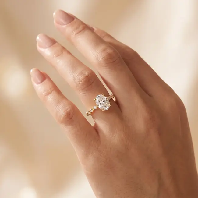 Luxe 18 Karaat Geelgouden Solitaire Ring met Ovale Zirkonia en Pavé Zirkonia Band