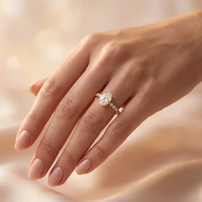 Luxe 18 Karaat Geelgouden Solitaire Ring met Ovale Zirkonia en Pavé Zirkonia Band