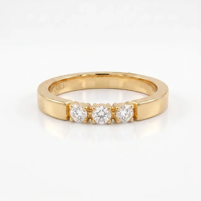 14k geelgouden ring met drie diamanten