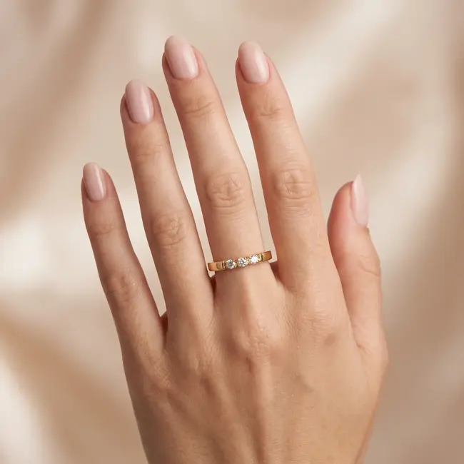 14k geelgouden ring met drie diamanten