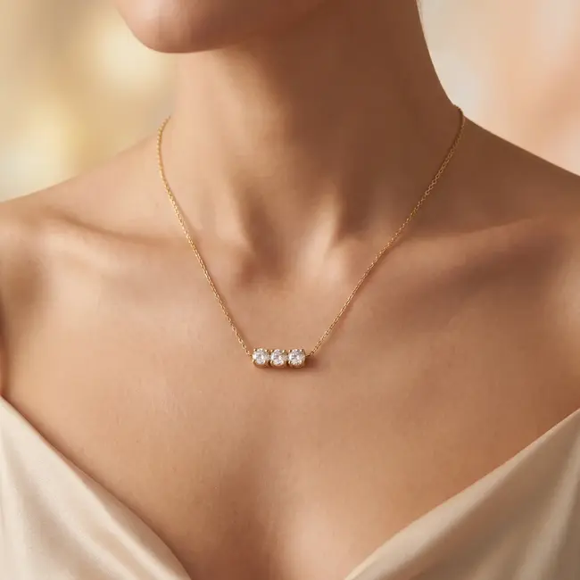 Geelgouden collier met drie diamanten