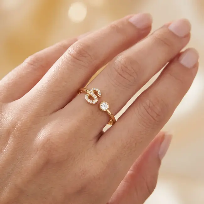 Geelgouden open letterring, 0,16 ct