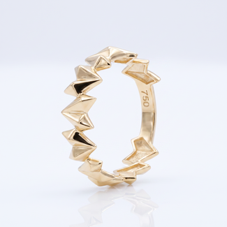 Gouden piramidering met geometrisch reliëf