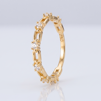 Gouden ring met heldere steentjes en schakeldesign