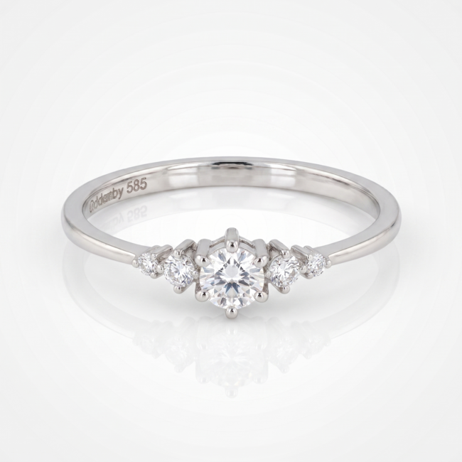 Elegante witgouden ring met centrale diamant en zijstenen van 0.17 ct