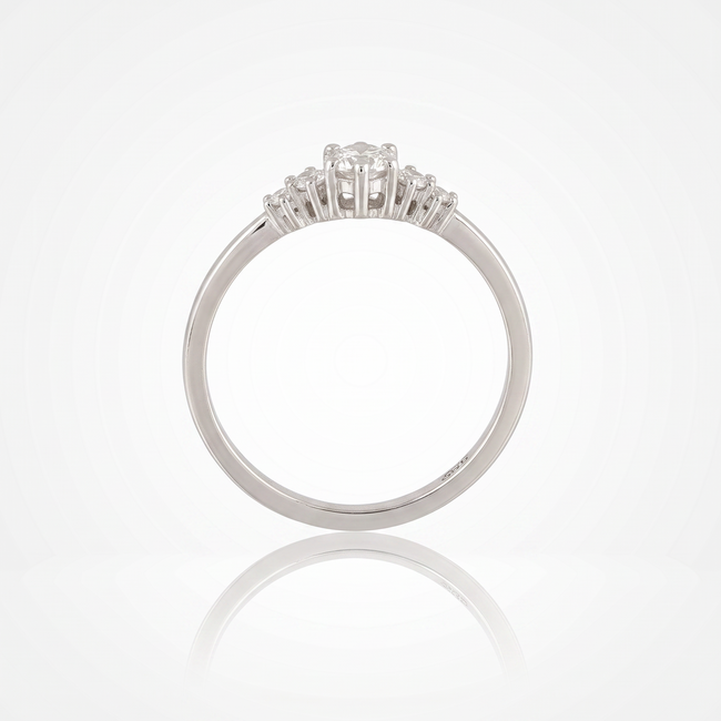 Elegante witgouden ring met centrale diamant en zijstenen van 0.17 ct