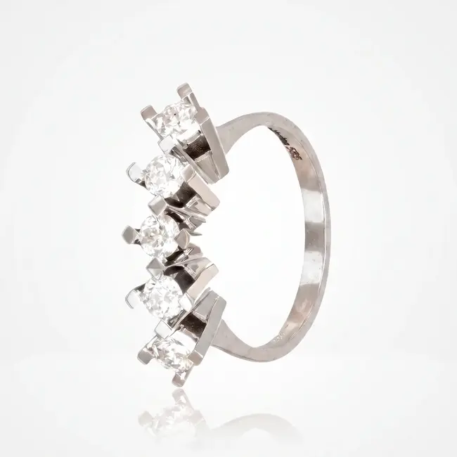 Elegante witgouden damesring met vijf diamanten van 0.80 ct