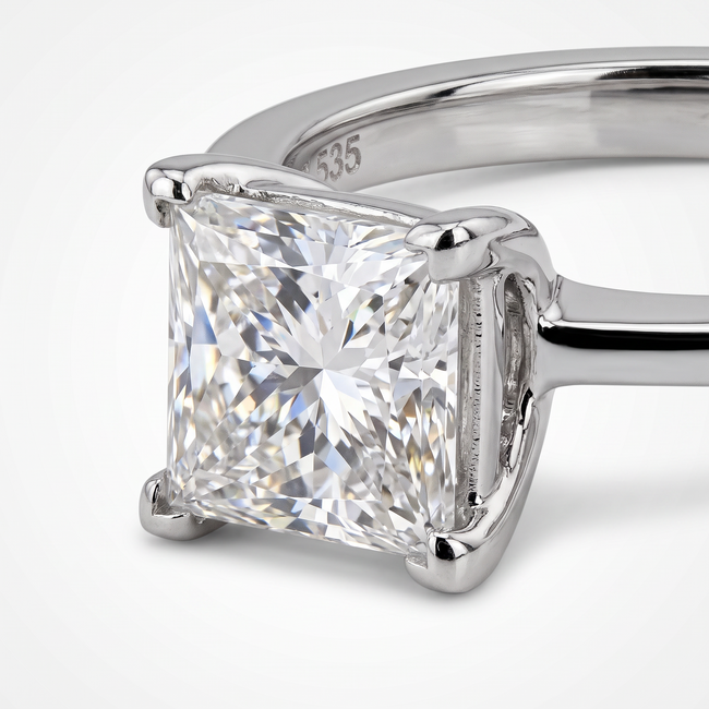 Witgouden solitairring met princess cut diamant