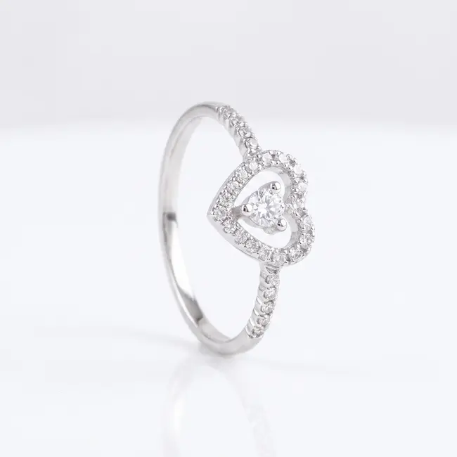 Witgouden ring met hartvormige diamantzitting