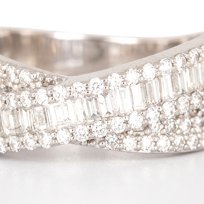 Luxe witgouden ring met 1.06 ct baguette en briljant diamanten