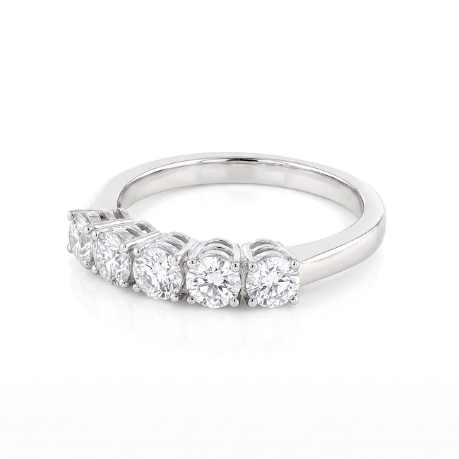 Witgouden ring met vijf clusterzettingen