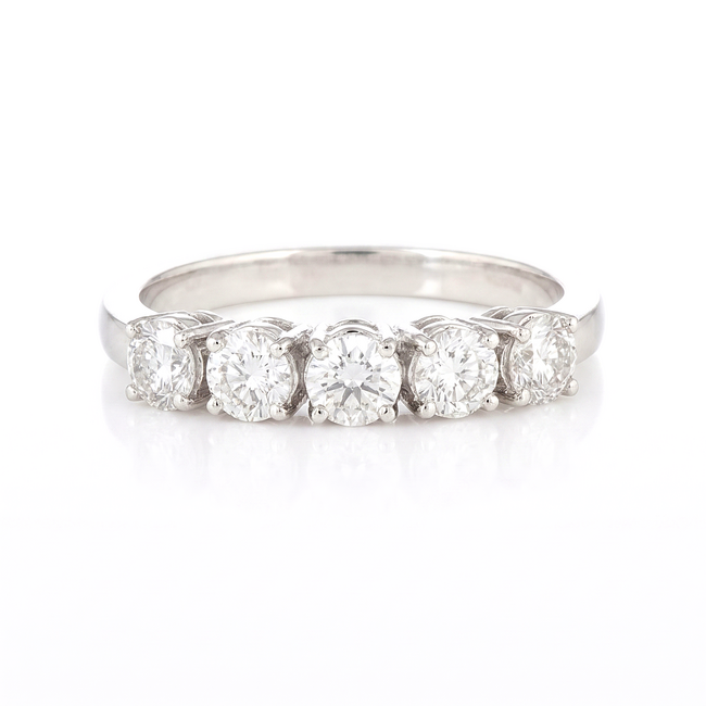 Witgouden ring met vijf clusterzettingen