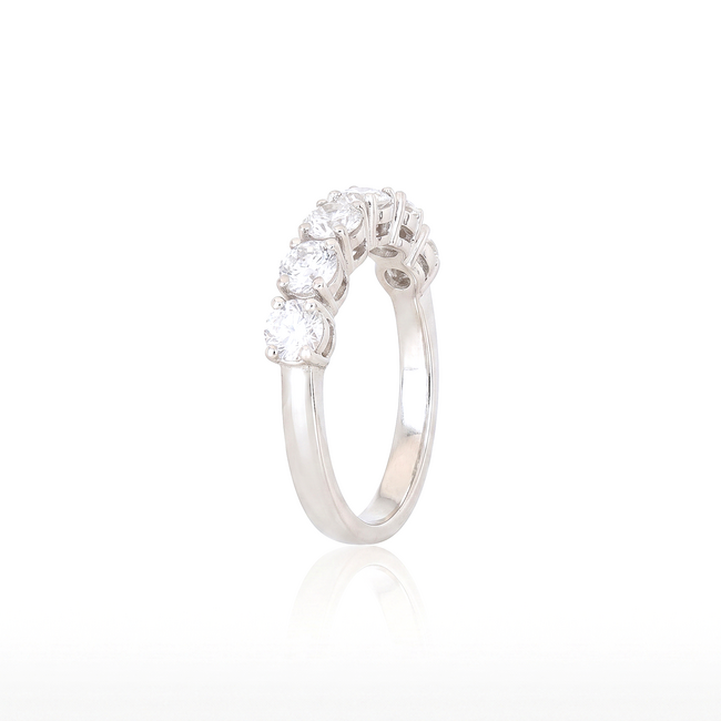 Witgouden ring met vijf clusterzettingen