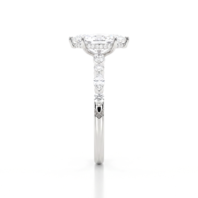 Luxe witgouden ring met marquise labdiamant en zijstenen