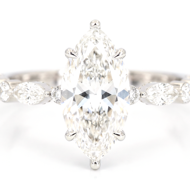 Luxe witgouden ring met marquise labdiamant en zijstenen