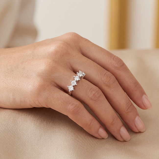 Witgouden ring, vijf diamanten van 0,85 ct