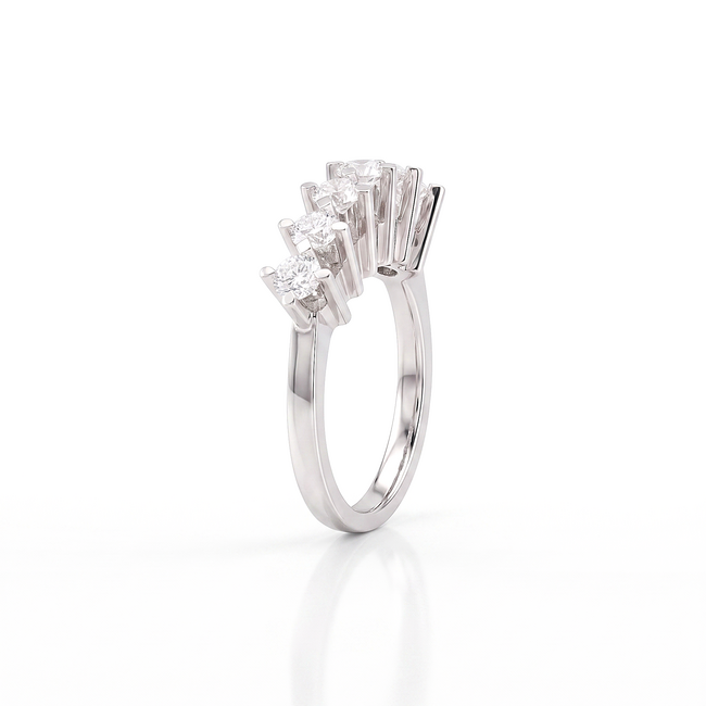 Witgouden ring, vijf diamanten van 0,85 ct