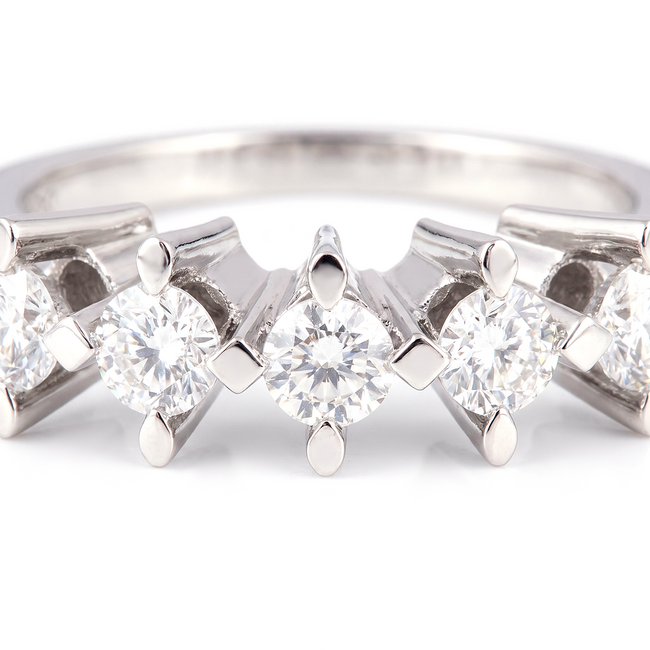 Witgouden ring, vijf diamanten van 0,85 ct