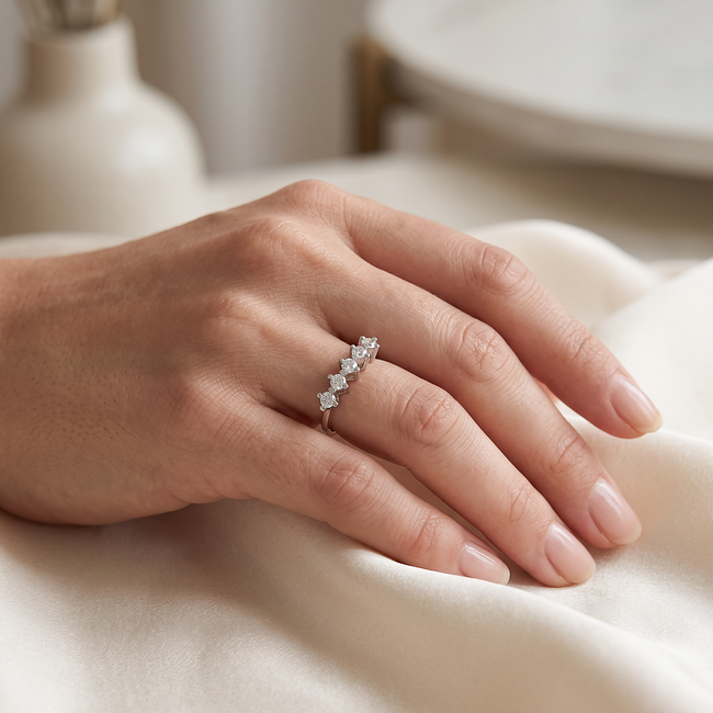 Witgouden Ring met Vijf Natuurlijke Diamanten