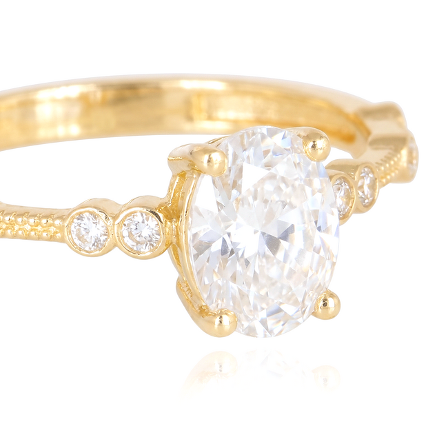 Ovale gouden ring met zijstenen