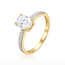 Gouden ring met ovale steen en zijstenen