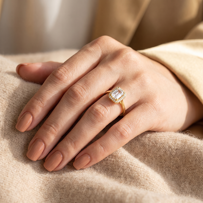 18k geelgouden halo ring met emerald zirkonia