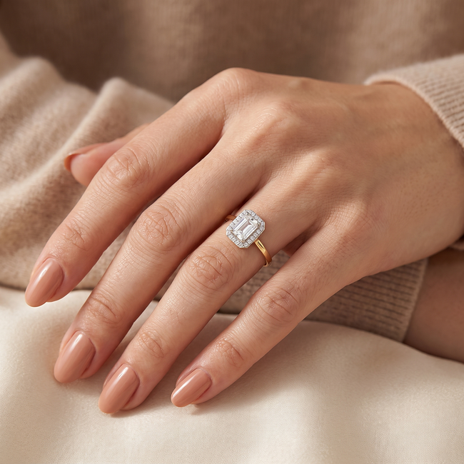 Geelgouden halo ring met emerald zirkonia