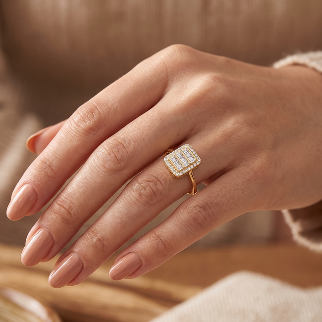Geelgouden ring met baguette zirkonia’s en halo