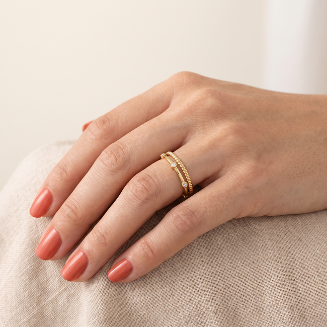 18k gouden ring met gedraaide band en zirkonia