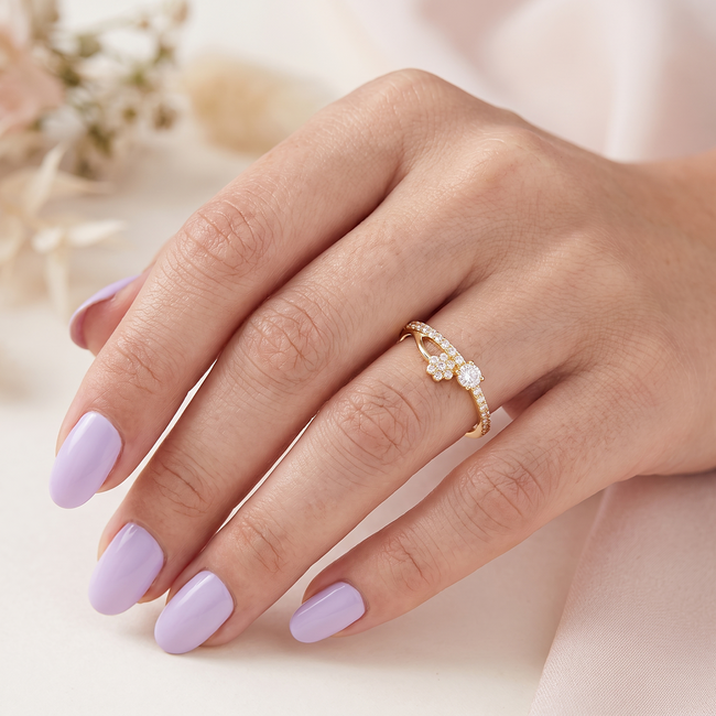 18 karaat gouden dames ring met bloemdetail