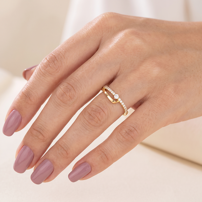 18k gouden ring met schuine lijn en zirkonia