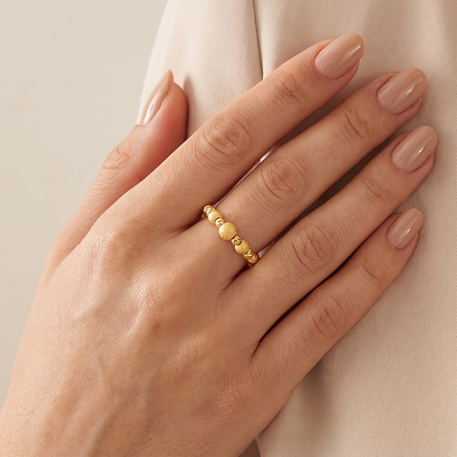 Dorika ring met geslepen en matte bolletjes