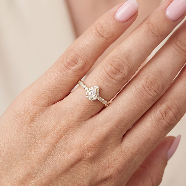 14k gouden ring met een druppelvormige zirkonia