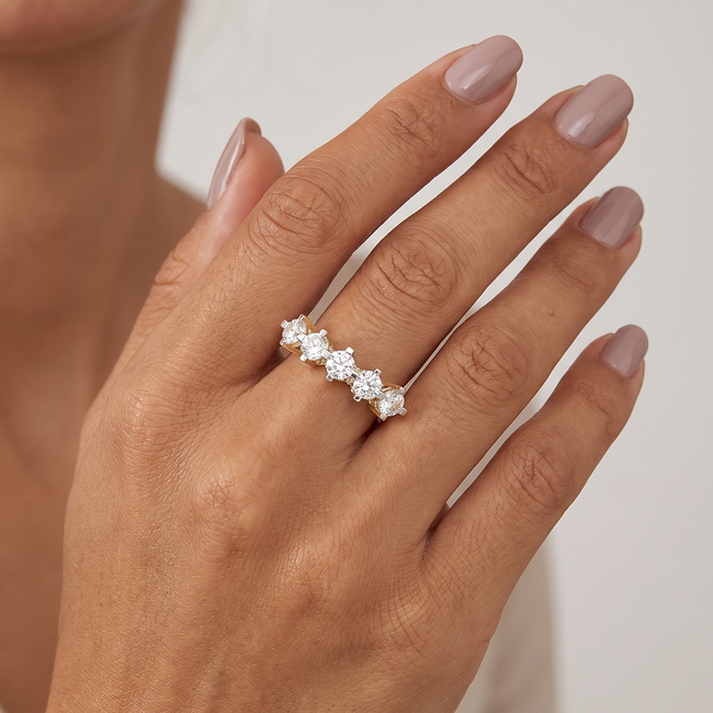 Geelgouden damesring met vijf Swarovski-stenen