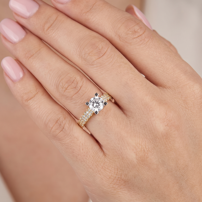 Gouden solitair ring met dubbele pavé band