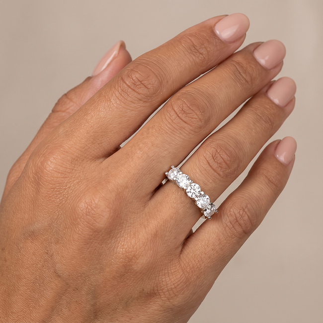 Gouden rijring met vijf ronde Swarovski-stenen
