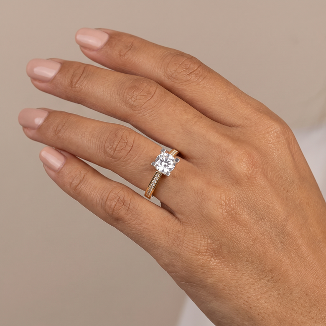 Gouden ring met Swarovski en pavé zijkanten