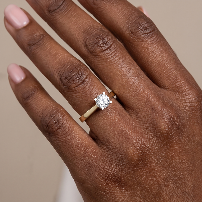 Strakke gouden ring met Swarovski-steen